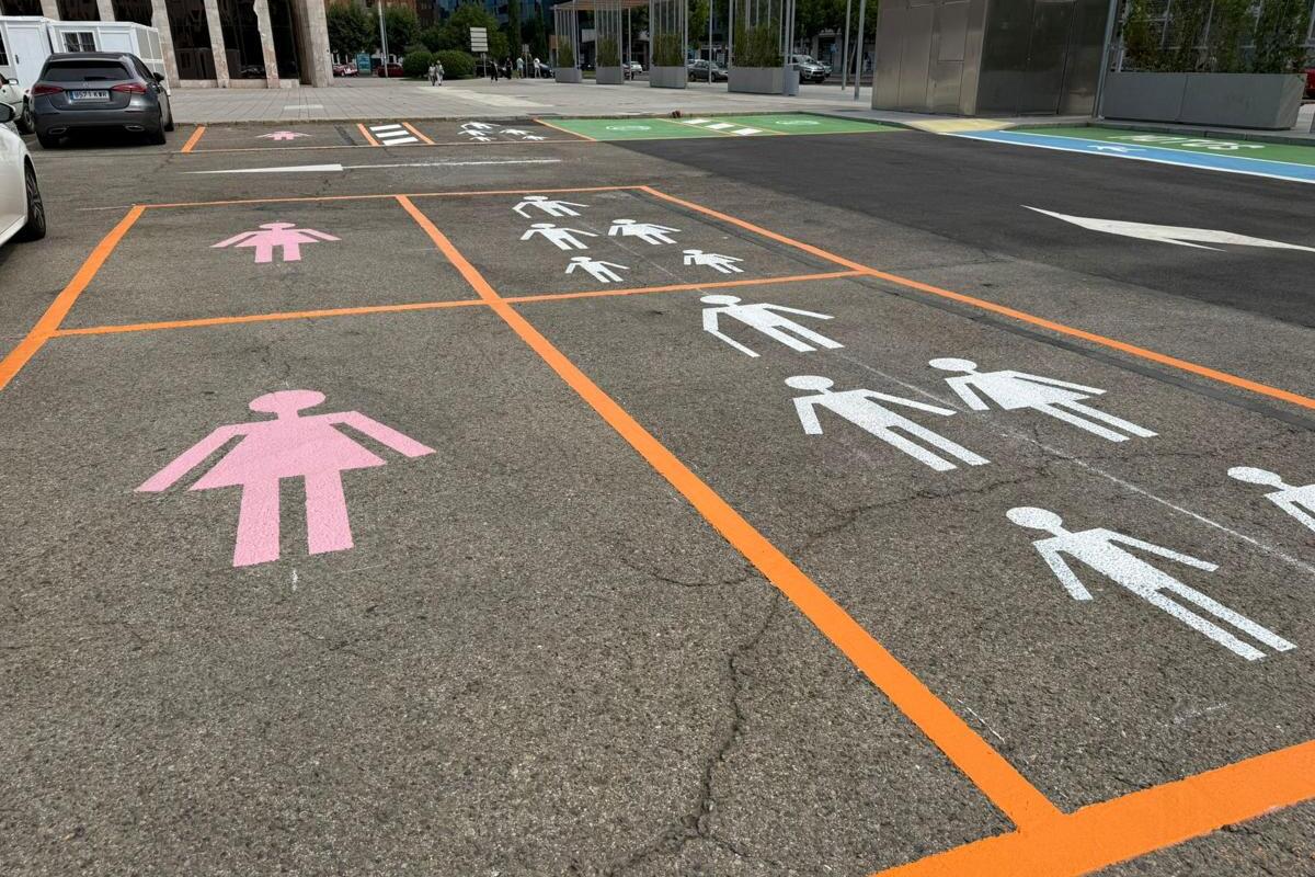 Polémica en León por las plazas de aparcamiento rosas solo para mujeres: el alcalde explica la razón Polémica en León por las plazas de aparcamiento rosas solo para mujeres: el alcalde explica la razón