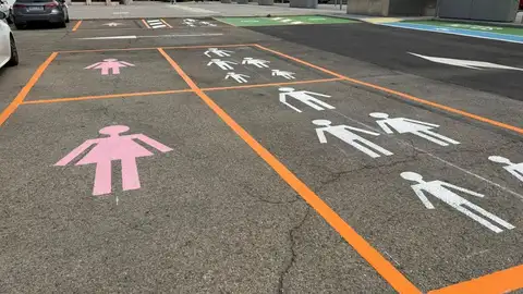 Polémica en León por las plazas rosas solo para mujeres Polémica en León por las plazas rosas solo para mujeres