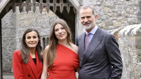 Imagen de los Reyes junto a la Infanta Sofía en su graduación en Gales en mayo de 2025 Imagen de los Reyes junto a la Infanta Sofía en su graduación en Gales en mayo de 2025