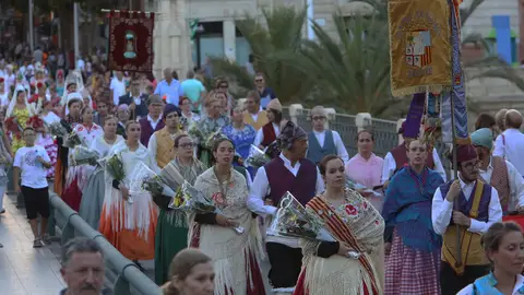 Imagen de archivo de una ofrenda de flores en Elche. Imagen de archivo de una ofrenda de flores en Elche.