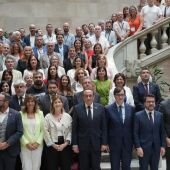 Alcaldes i alcaldesses de municipis rurals a l'escala del Parlament després de la votació de l'Estatut de Municipis Rurals 