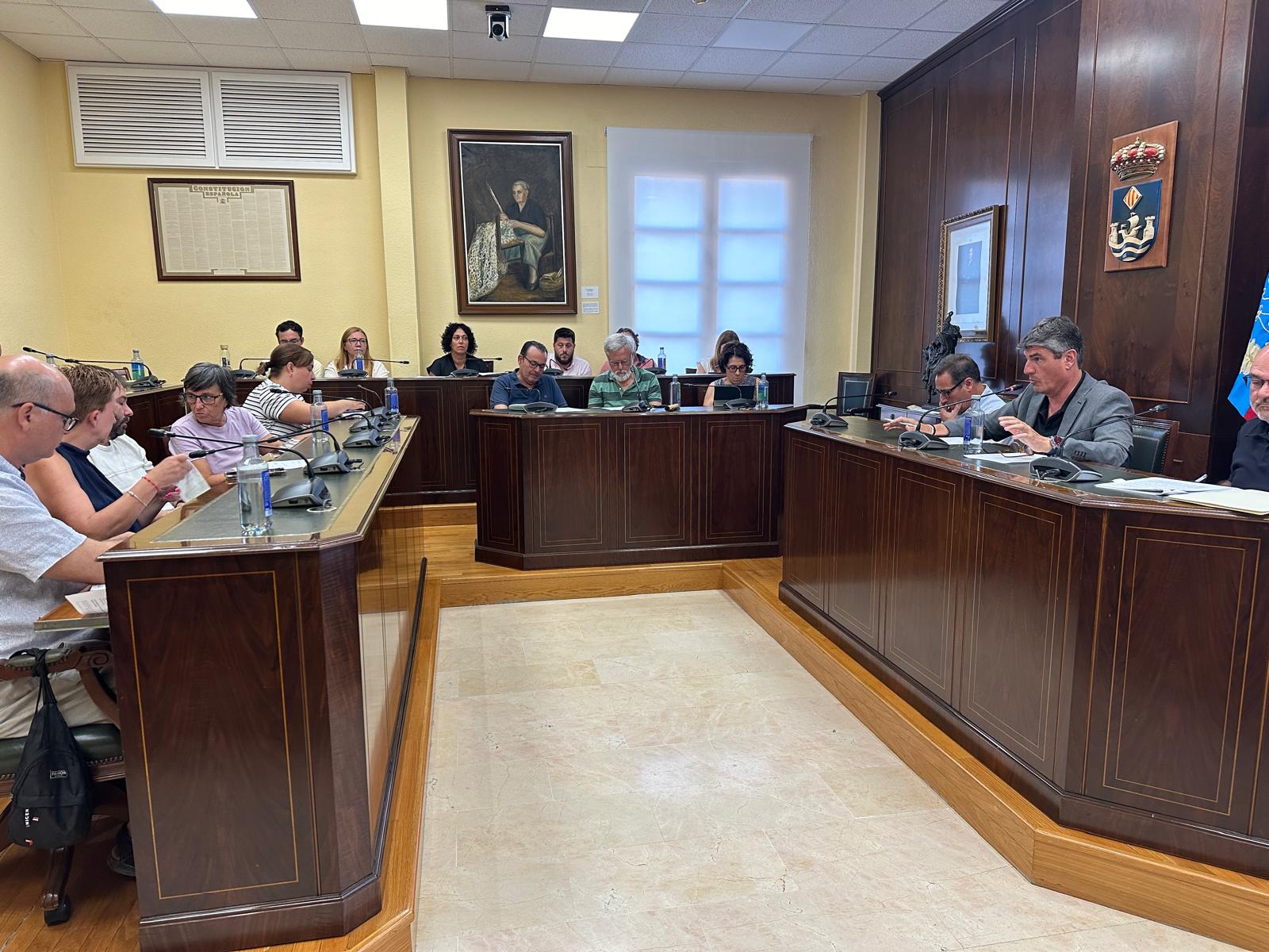El alcalde de Villajoyosa Marcos Zaragoza mostraba esta mañana en el pleno su apoyo a Pedro Ramis, edil de Informática después de que el PSOE pidiera su dimisión tras el ciberataque El alcalde de Villajoyosa Marcos Zaragoza mostraba esta mañana en el pleno su apoyo a Pedro Ramis, edil de Informática después de que el PSOE pidiera su dimisión tras el ciberataque