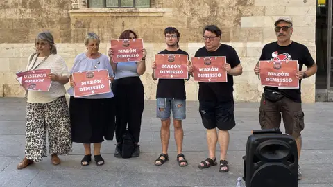 Representantes de Acord Social Valencià se concentran frente al Palau de la Generalitat exigiendo la dimisión de Carlos Mazón, presidente de la Generalitat Representantes de Acord Social Valencià se concentran frente al Palau de la Generalitat exigiendo la dimisión de Carlos Mazón, presidente de la Generalitat
