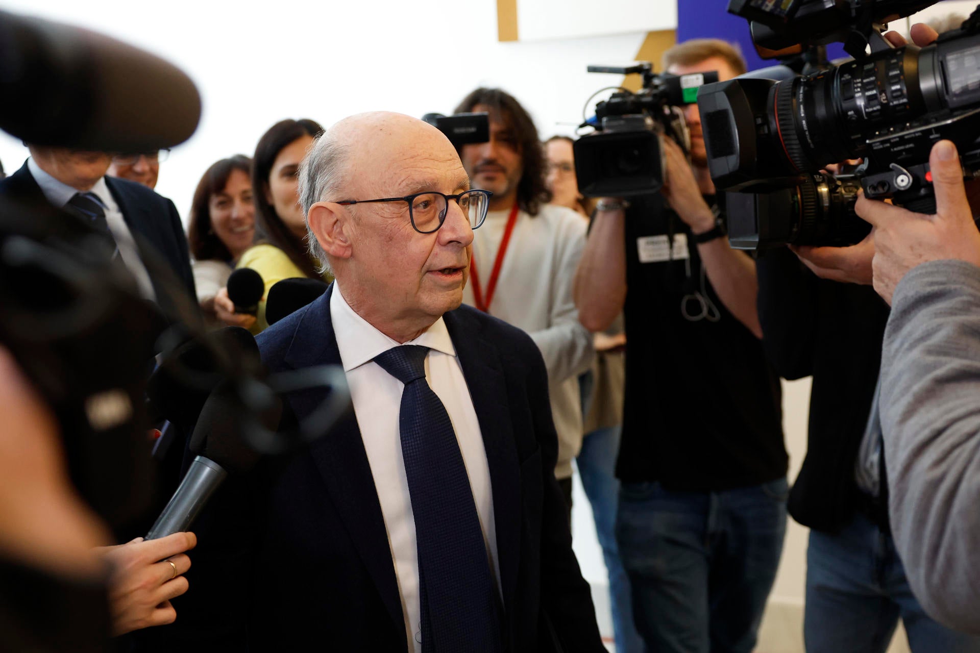 Cristóbal Montoro se da de baja del PP tras su imputación por beneficiar a empresas gasísticas cuando era ministro Cristóbal Montoro se da de baja del PP tras su imputación por beneficiar a empresas gasísticas cuando era ministro