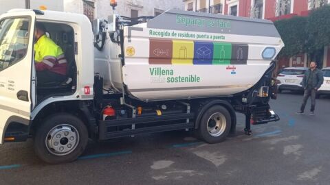 Imagen de archivo de un veh&iacute;culo del servicio de limpieza en el municipio de Villena. 