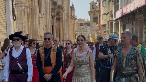 La Armengola, en el centro, escoltada por los embajadores este D&iacute;a del P&aacute;jaro 2025