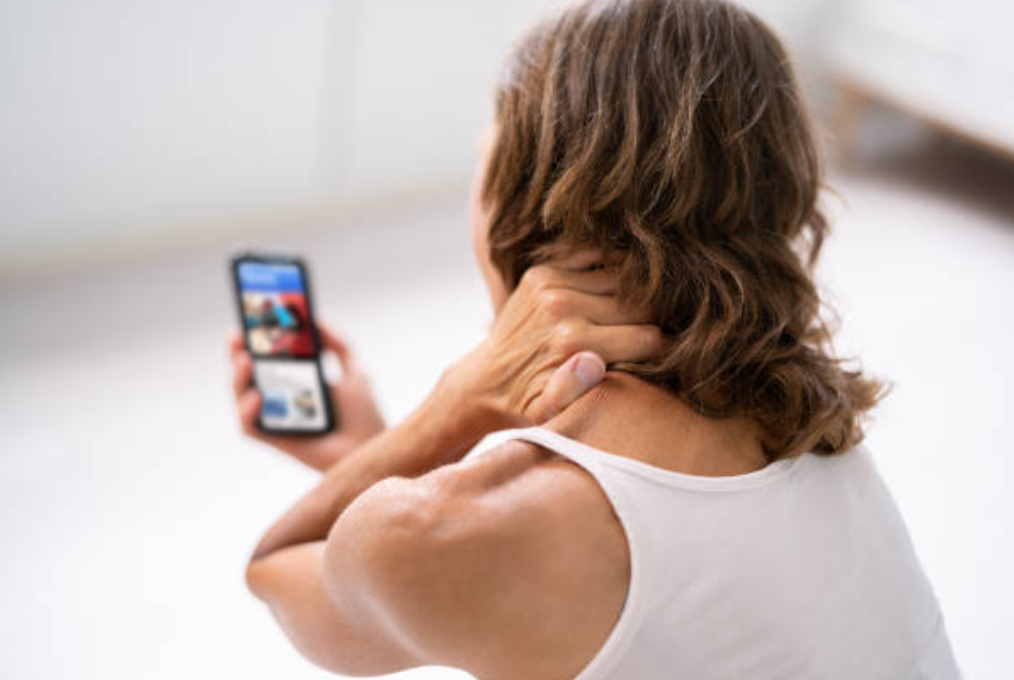 Así debes usar tu móvil para no destrozarte el cuello: la postura ideal según la ciencia (y un fisioterapeuta) Así debes usar tu móvil para no destrozarte el cuello: la postura ideal según la ciencia (y un fisioterapeuta)