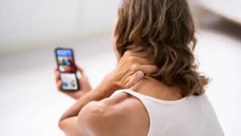 Así debes usar tu móvil para no destrozarte el cuello: la postura ideal según la ciencia (y un fisioterapeuta)