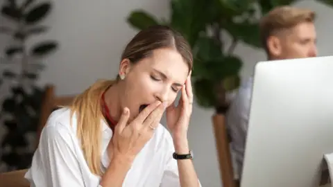 ¿Por qué te sientes cansado aunque duermas ocho horas? Las causas invisibles del agotamiento diario ¿Por qué te sientes cansado aunque duermas ocho horas? Las causas invisibles del agotamiento diario