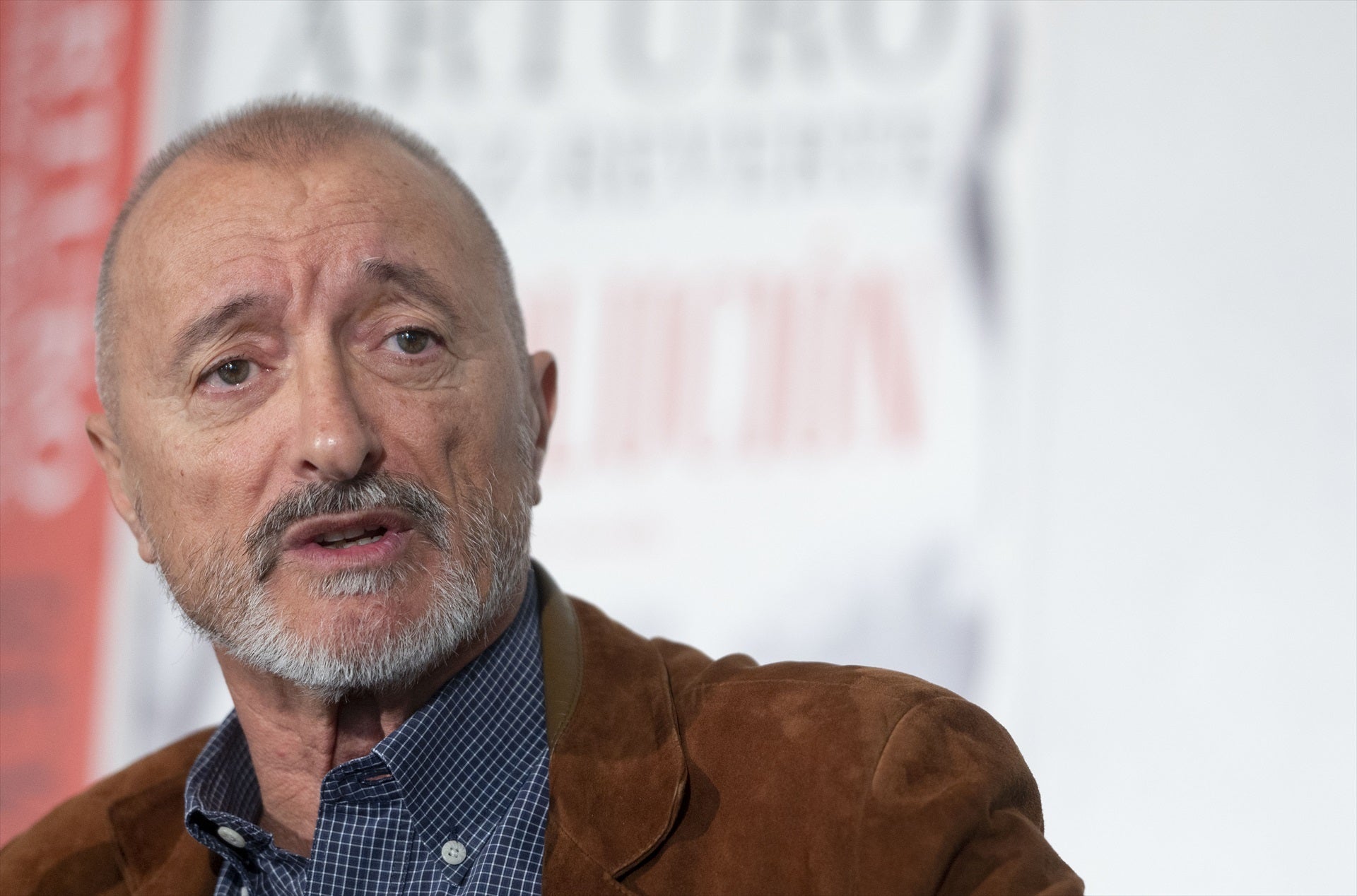 Pérez Reverte se enzarza con Carme Chaparro: "No está usted a la altura de cualquier escolar de diez años" Pérez Reverte se enzarza con Carme Chaparro: "No está usted a la altura de cualquier escolar de diez años"