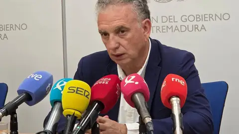 La Guardia Civil investiga un intento de atraco con una retroexcavadora en una oficina bancaria en Vivares La Guardia Civil investiga un intento de atraco con una retroexcavadora en una oficina bancaria en Vivares