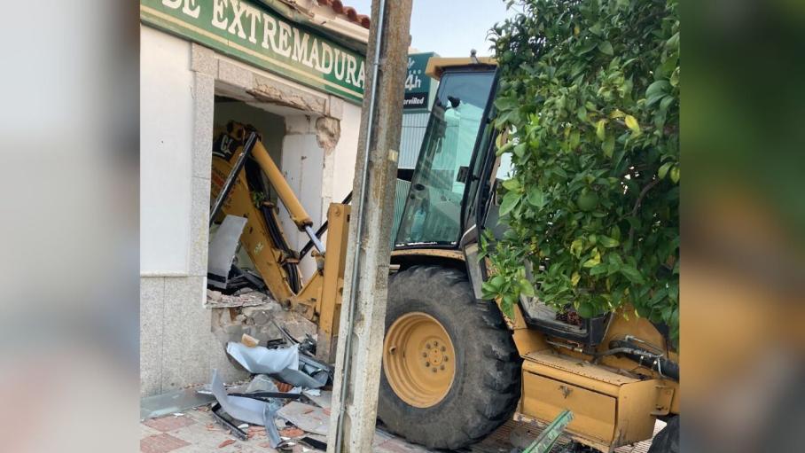 Asaltan con una retroexcavadora sustraída una entidad bancaria de la entidad local de Vivares Asaltan con una retroexcavadora sustraída una entidad bancaria de la entidad local de Vivares