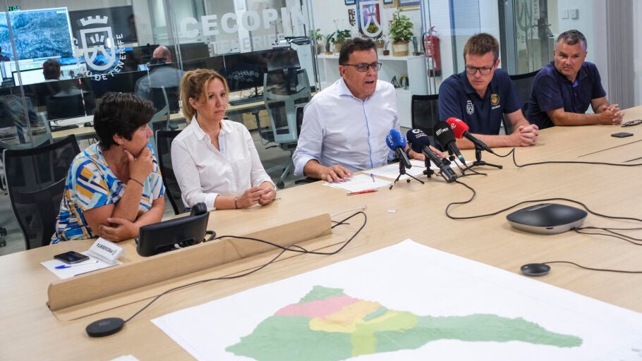 La presidenta del Cabildo de Tenerife, Rosa D&aacute;vila (2i), el consejero de Pol&iacute;tica Territorial del Gobierno de Canarias, Manuel Miranda (c): la consejera insular de Medio Natural, Blanca P&eacute;rez (i); el jefe del servicio t&eacute;cnico de Gesti&oacute;n Forestal del Cabildo, Pedro Mart&iacute;nez (2d), y el director insular de Medio Natural, Pedro Mill&aacute;n (d), han informado esta noche sobre la estabilizaci&oacute;n del incendio declarado en El Tanque.