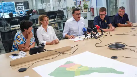 La presidenta del Cabildo de Tenerife, Rosa Dávila (2i), el consejero de Política Territorial del Gobierno de Canarias, Manuel Miranda (c): la consejera insular de Medio Natural, Blanca Pérez (i); el jefe del servicio técnico de Gestión Forestal del Cabildo, Pedro Martínez (2d), y el director insular de Medio Natural, Pedro Millán (d), han informado esta noche sobre la estabilización del incendio declarado en El Tanque La presidenta del Cabildo de Tenerife, Rosa Dávila (2i), el consejero de Política Territorial del Gobierno de Canarias, Manuel Miranda (c): la consejera insular de Medio Natural, Blanca Pérez (i); el jefe del servicio técnico de Gestión Forestal del Cabildo, Pedro Martínez (2d), y el director insular de Medio Natural, Pedro Millán (d), han informado esta noche sobre la estabilización del incendio declarado en El Tanque.