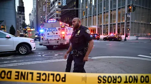 Agentes de policía de la ciudad de Nueva York Al menos cuatro muertos, incluido un policía, en tiroteo en Nueva York