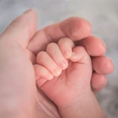 Imagen de archivo de la mano de un bebé Imagen de archivo de la mano de un bebé