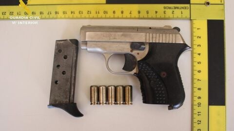 Imagen de una pistola intervenida al clan
