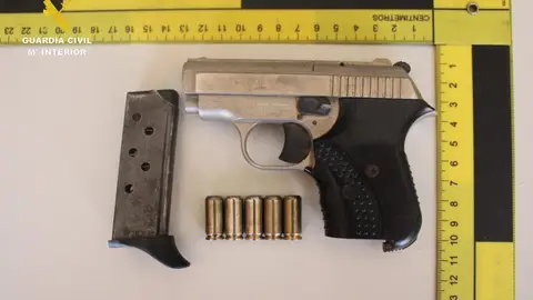 Imagen de una pistola intervenida al clan Imagen de una pistola intervenida al clan