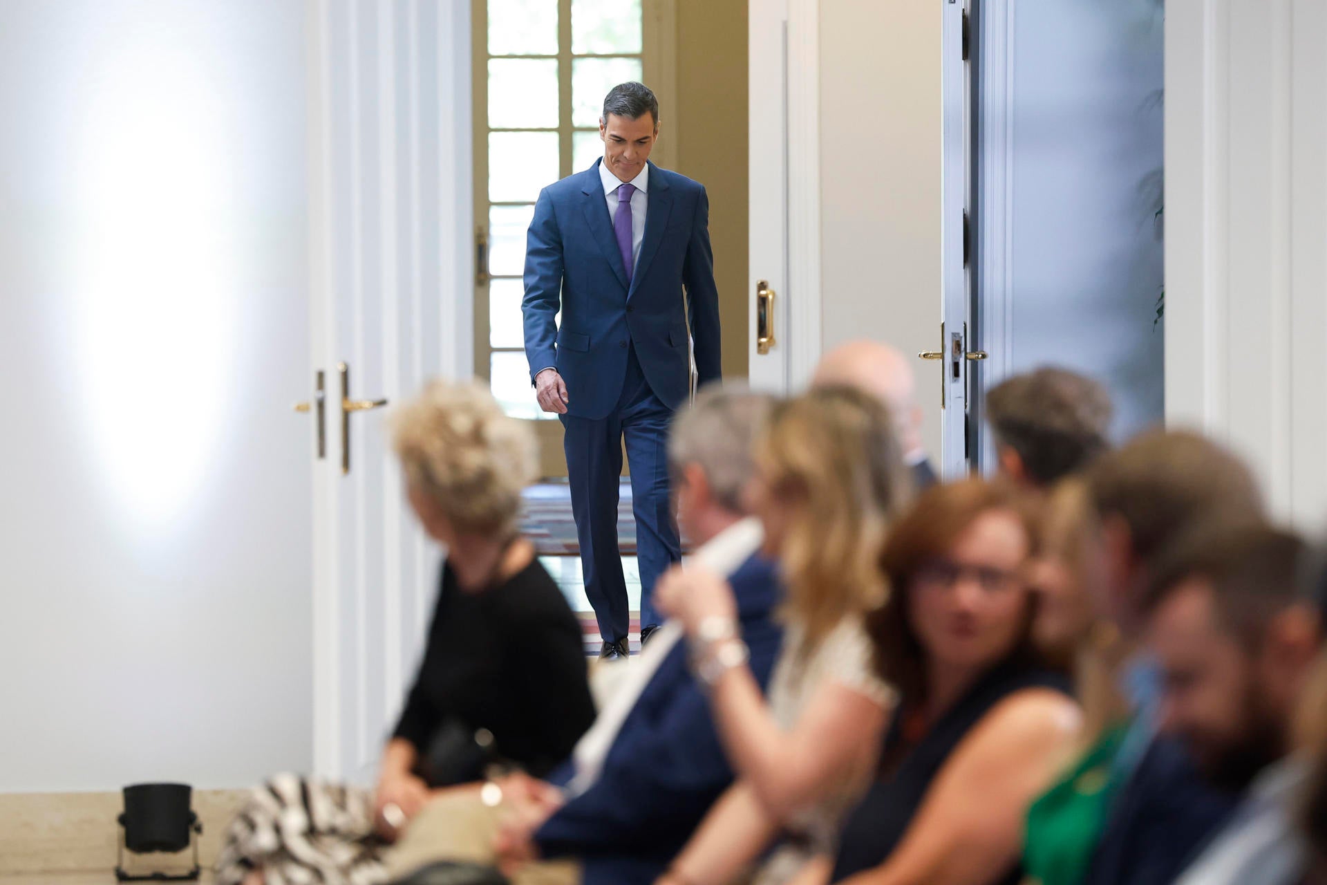 El demoledor artículo de 'The Economist' sobre Pedro Sánchez: "Parece decidido a sobrevivir a toda costa" El demoledor artículo de 'The Economist' sobre Pedro Sánchez: "Parece decidido a sobrevivir a toda costa"