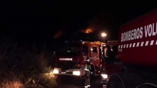 Efectivos de extinción actúan en el incendio forestal de El Tanque, Tenerife
