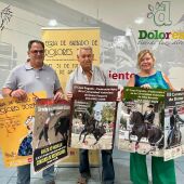 De izda. a dcha., Joaquín Hernández, alcalde de Dolores, Rafael Andreu, presidente de FEGADO, y Raquel Sirvent, edil de Fiestas