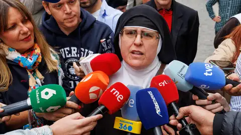 Laura García de Viedma, exabadesa del convento de las Clarisas de Belorado, atiende a los medios el 29 de julio de 2025 Laura García de Viedma, exabadesa del convento de las Clarisas de Belorado, atiende a los medios el 29 de julio de 2025