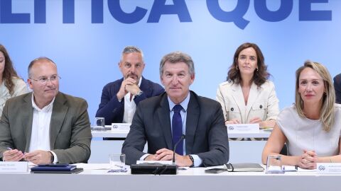El presidente del Partido Popular, Alberto N&uacute;&ntilde;ez Feij&oacute;o, preside la reuni&oacute;n del Comit&eacute; Ejecutivo Nacional del partido, a 28 de julio de 2025, en Madrid (Espa&ntilde;a).
