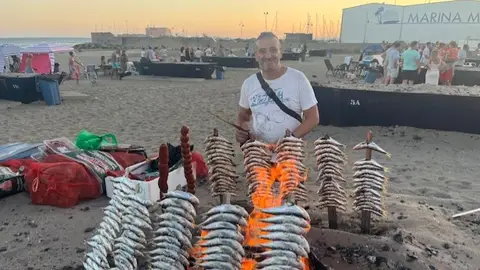 Juanjo espetando sardinas Barca de espetos en la playa del Cable de Marbella