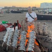 Juanjo espetando sardinas