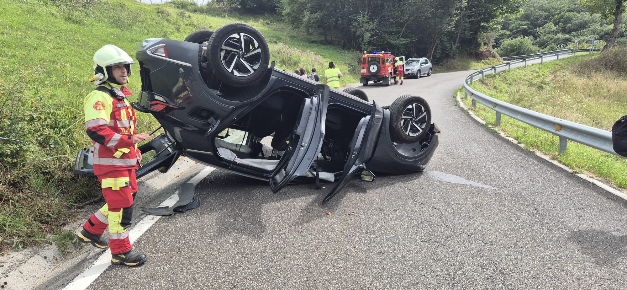 Heridos dos adultos y dos niños en un accidente con vuelco en Peñarrubia Heridos dos adultos y dos niños en un accidente con vuelco en Peñarrubia