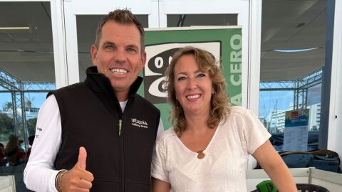 El regatista Tom&aacute;s Gasset y Elka Dimitrova en el Real Club N&aacute;utico de Palma.