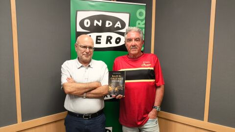 Manuel Avil&eacute;s con el ejemplar de Carmen Mart&iacute;nez Coello