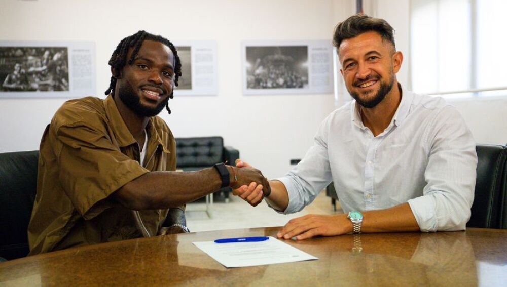 Koyalipou firmando el contrato