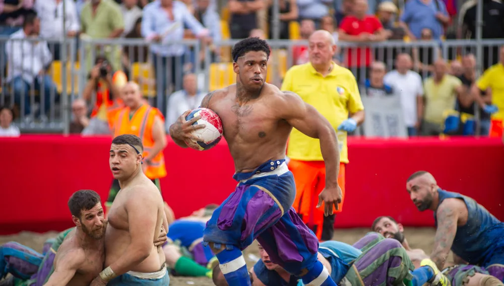 Jugador de calcio storico corriendo con el balón Jugador de calcio storico corriendo con el balón