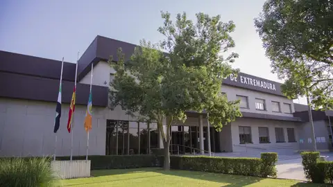 Aprobadas las tasas de enseñanzas de la UEx para el curso 2025/26, que mantiene la bonificación por materias aprobadas Aprobadas las tasas de enseñanzas de la UEx para el curso 2025/26, que mantiene la bonificación por materias aprobadas