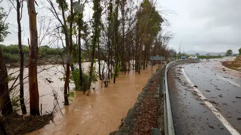 Vista general de una carretera comarcal afectada por las lluvias Vista general de una carretera comarcal afectada por las lluvias