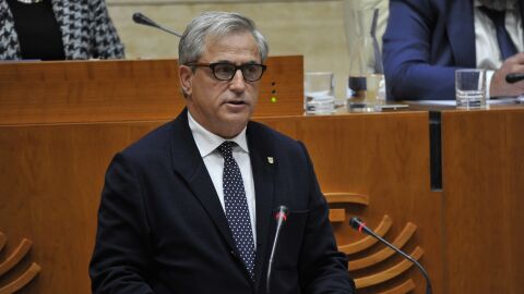 Dimite un consejero del Gobierno de Extremadura, acusado de falsear su curr&iacute;culum