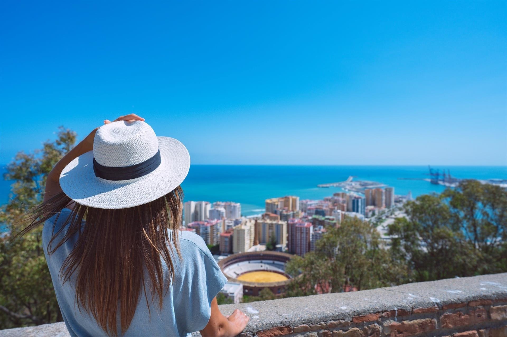 La llegada de turistas internacionales a Andalucía aumenta un 4,4% en junio, con más de 1.900 millones de gasto La llegada de turistas internacionales a Andalucía aumenta un 4,4% en junio, con más de 1.900 millones de gasto