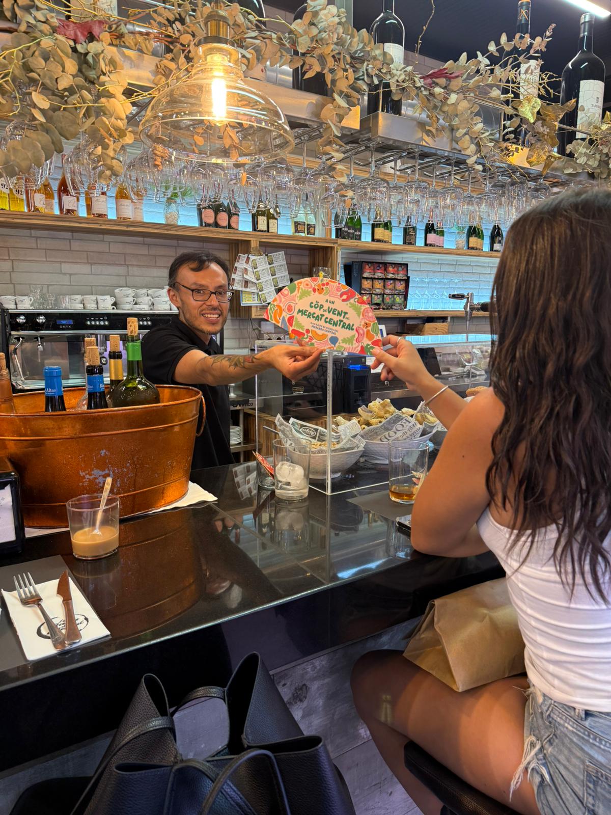 El Mercado Central de Elche lanza la campaña de verano "A un colp de vent del Mercat" El Mercado Central de Elche lanza la campaña de verano "A un colp de vent del Mercat"