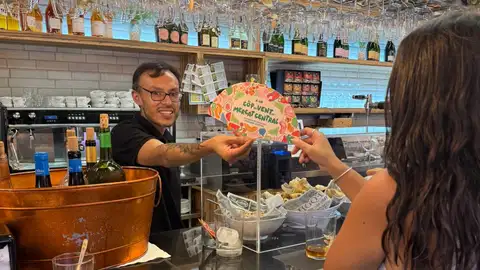 El Mercado Central de Elche lanza la campaña de verano "A un colp de vent del Mercat" para combatir el calor y promover el comercio local El Mercado Central de Elche lanza la campaña de verano "A un colp de vent del Mercat" para combatir el calor y promover el comercio local