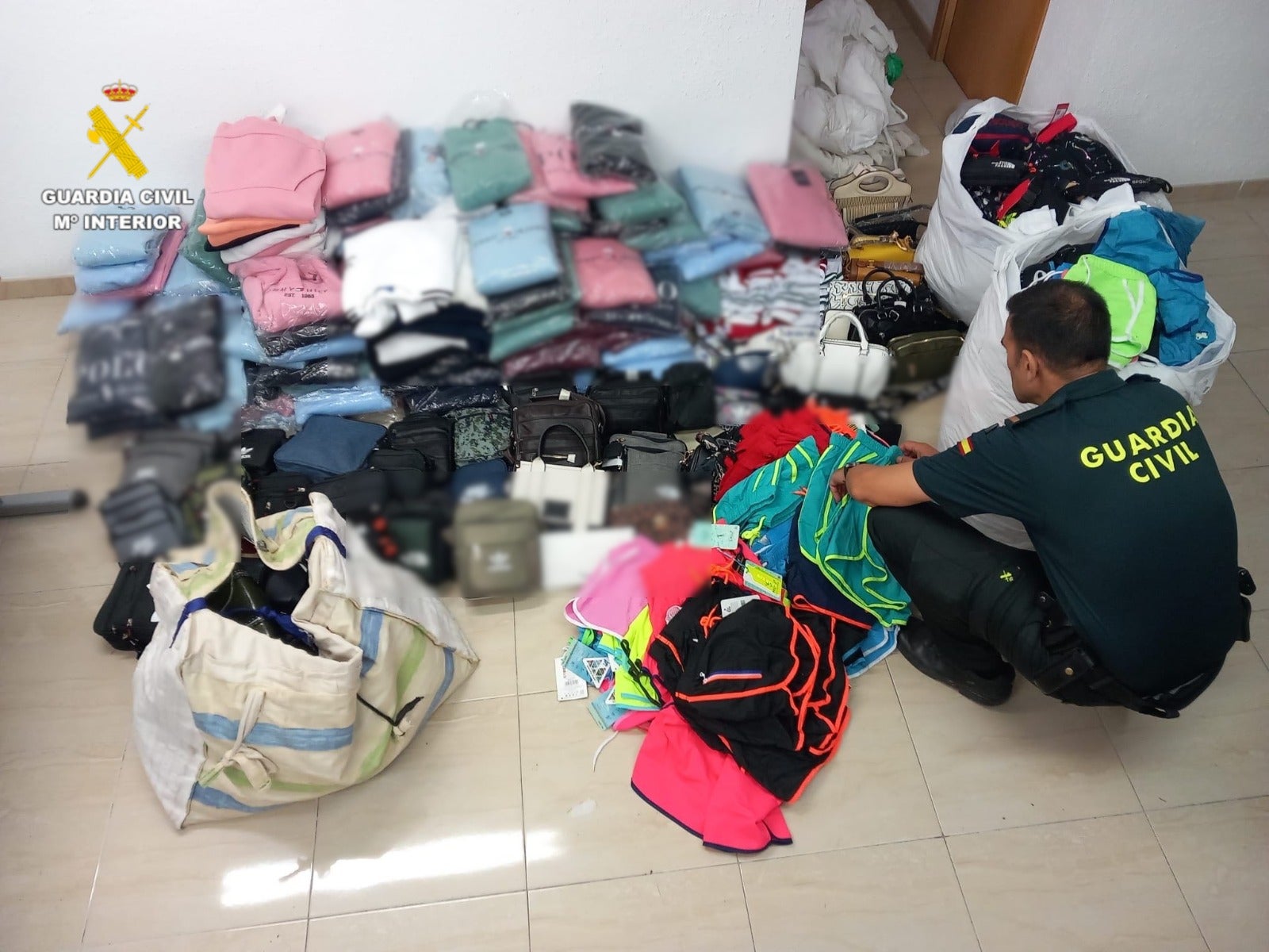 La Guardia Civil incauta 12.000 productos falsificados en Oropesa La Guardia Civil incauta 12.000 productos falsificados en Oropesa