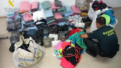 La Guardia Civil continúa la lucha contra la venta ambulante de productos falsificados en la provincia de Castellón La Guardia Civil continúa la lucha contra la venta ambulante de productos falsificados en la provincia de Castellón