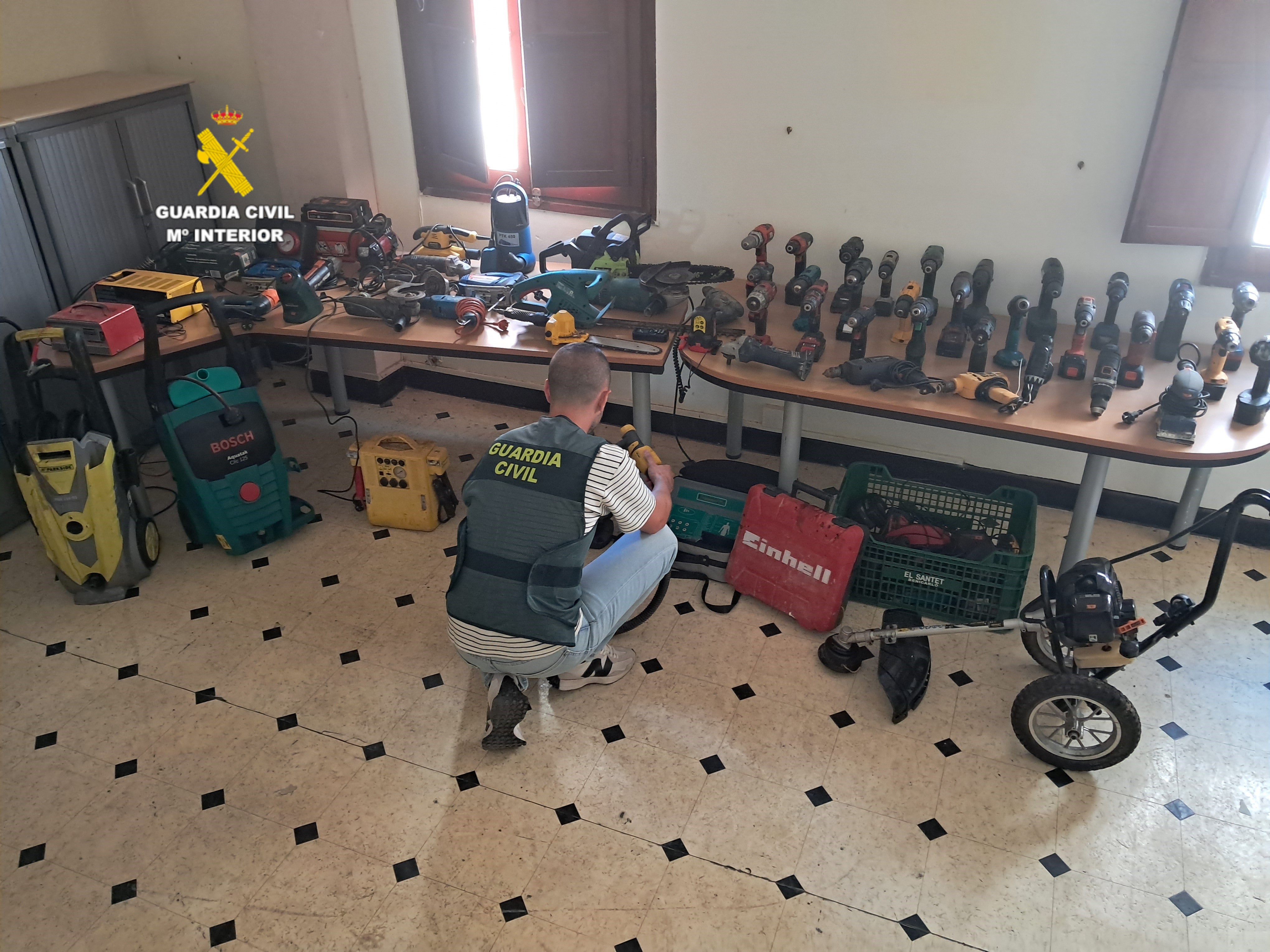 La Guardia Civil destapa un taller clandestino donde se almacenaba material sustraído en Benicarló La Guardia Civil destapa un taller clandestino donde se almacenaba material sustraído en Benicarló