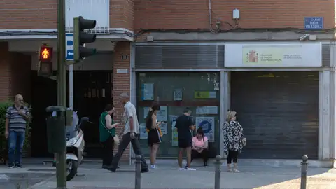 Varias personas hacen cola en una oficina del SEPE. - Eduardo Parra - Europa Press Varias personas hacen cola en una oficina del SEPE. - Eduardo Parra - Europa Press