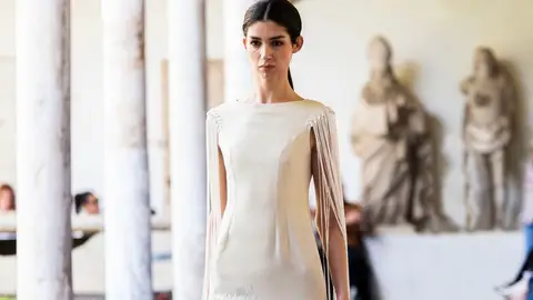 Vestido en crepé tostado, que toma como referencia el tejido tradicional de las sillas de enea de Cuenca Vestido en crepé tostado, que toma como referencia el tejido tradicional de las sillas de enea de Cuenca