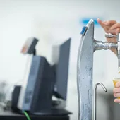 Trabajador de un bar Trabajador de un bar