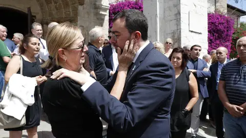 Adrián Barbón, saluda a la viuda del presidente Antonio Trevín, Luisa Lledías. Adrián Barbón, saluda a la viuda del presidente Antonio Trevín, Luisa Lledías