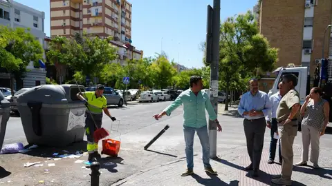 El concejal de Vox del Ayuntamiento de Sevilla, Fernando Rodríguez, durante su visita al barrio de La Carrasca (Sevilla). - GRUPO MUNICIPAL VOX. El concejal de Vox del Ayuntamiento de Sevilla, Fernando Rodríguez, durante su visita al barrio de La Carrasca (Sevilla). - GRUPO MUNICIPAL VOX.