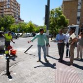 El concejal de Vox del Ayuntamiento de Sevilla, Fernando Rodríguez, durante su visita al barrio de La Carrasca (Sevilla). - GRUPO MUNICIPAL VOX.