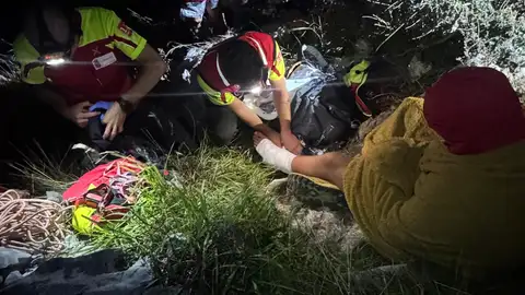 Rescatado de madrugada un joven que se fracturó la pierna cuando hacía la ruta de los Ojos del Diablo Rescatado de madrugada un joven que se fracturó la pierna cuando hacía la ruta de los Ojos del Diablo